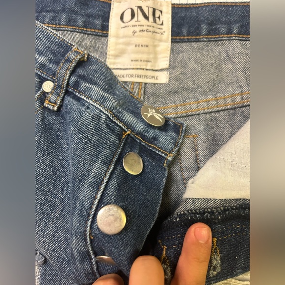 One Teaspoon x Free People Outlaws Denim shorts distressed. Size 24 - Picture 5 of 6
